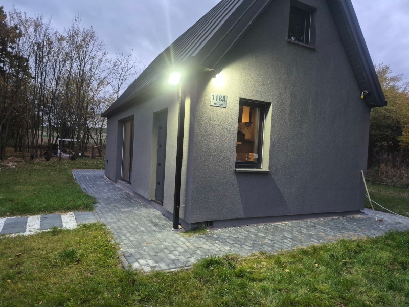 Domek z sauną w lesie